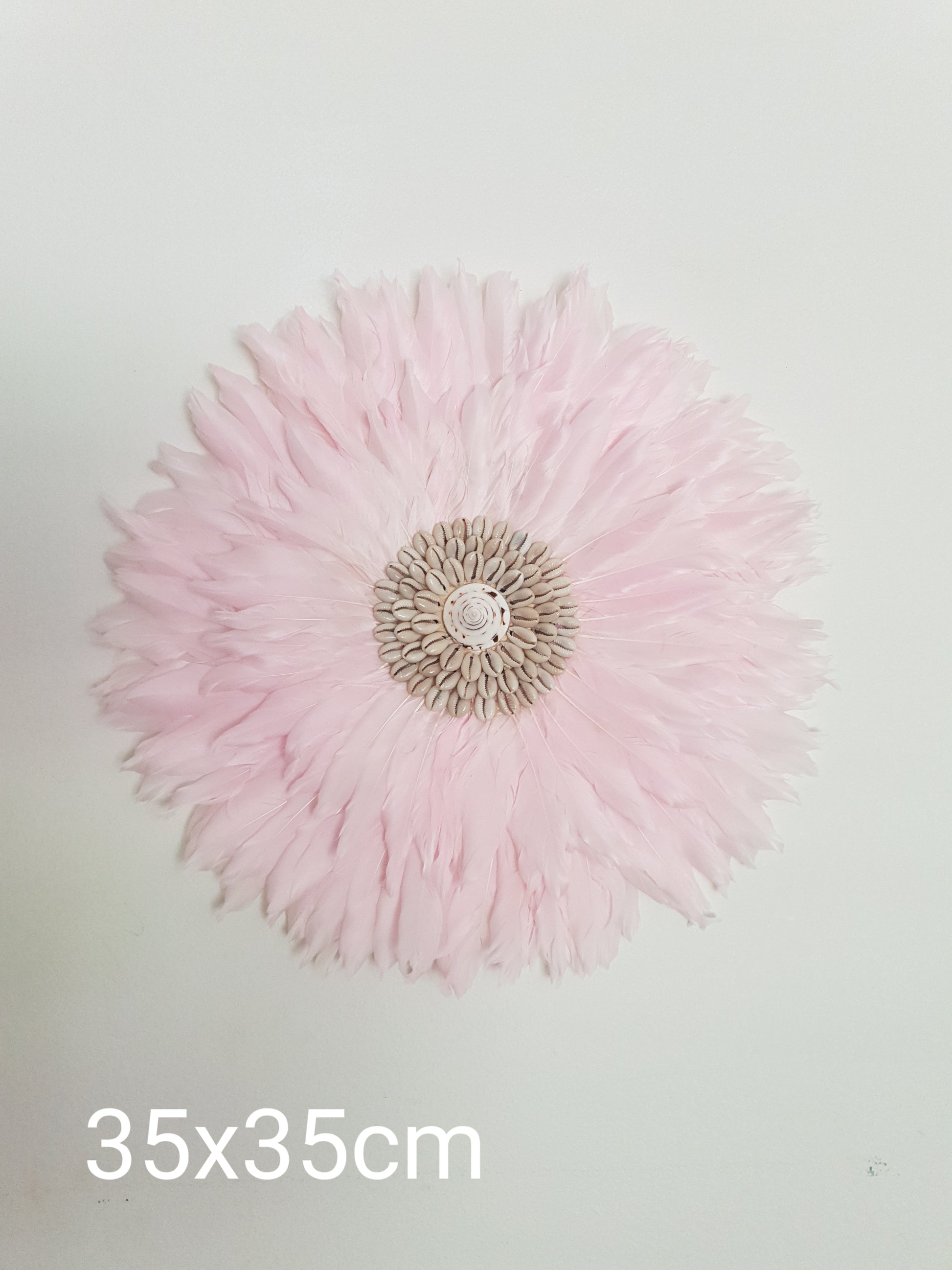 Pink feathered headpiece on a light gray background with dimensions '35x35cm'.